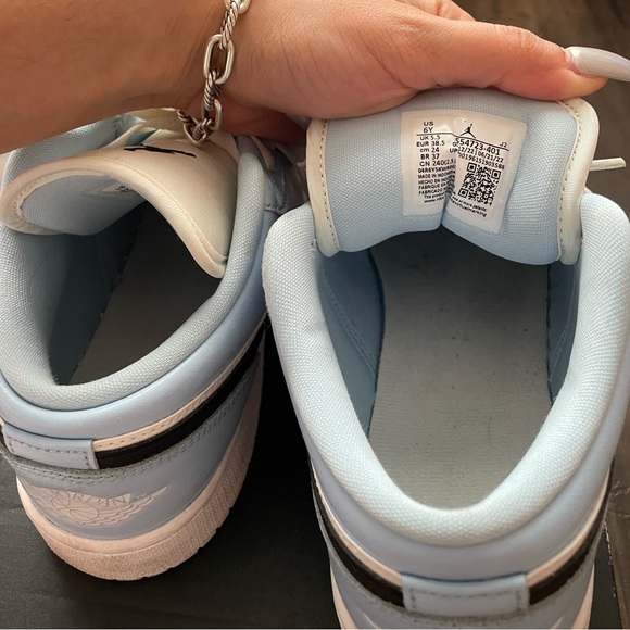 Nike Jordan 1 Low GS - Picture 3 of 4